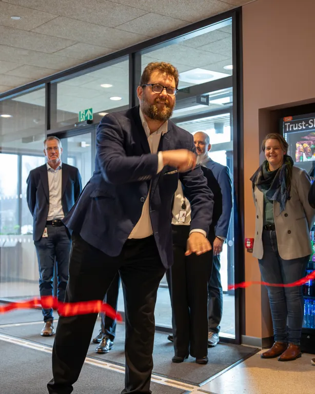 En person som går inn i et rom med folk rundt seg