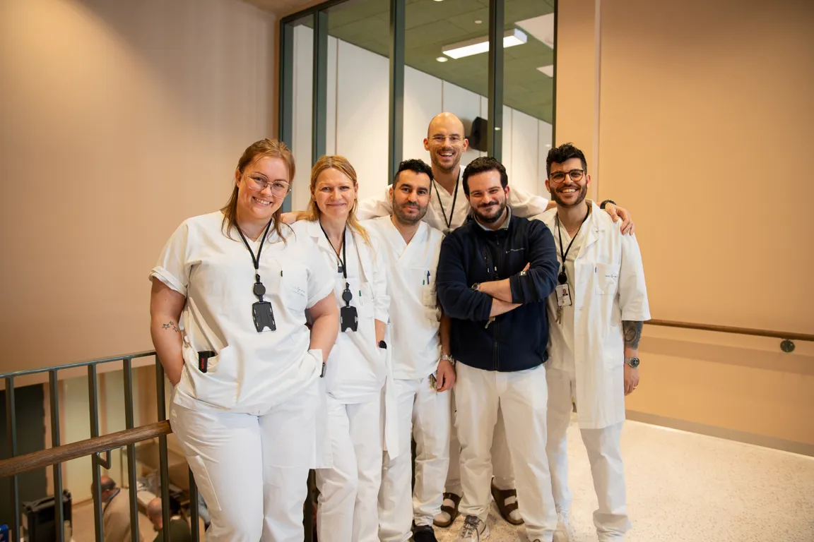 En gruppe mennesker som poserer for et bilde