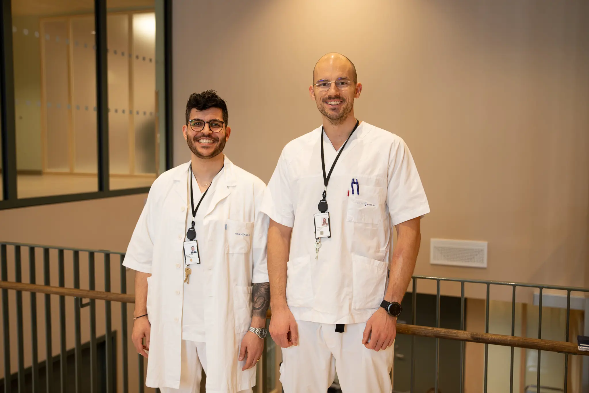 Et par menn iført hvite skjorter og snorer