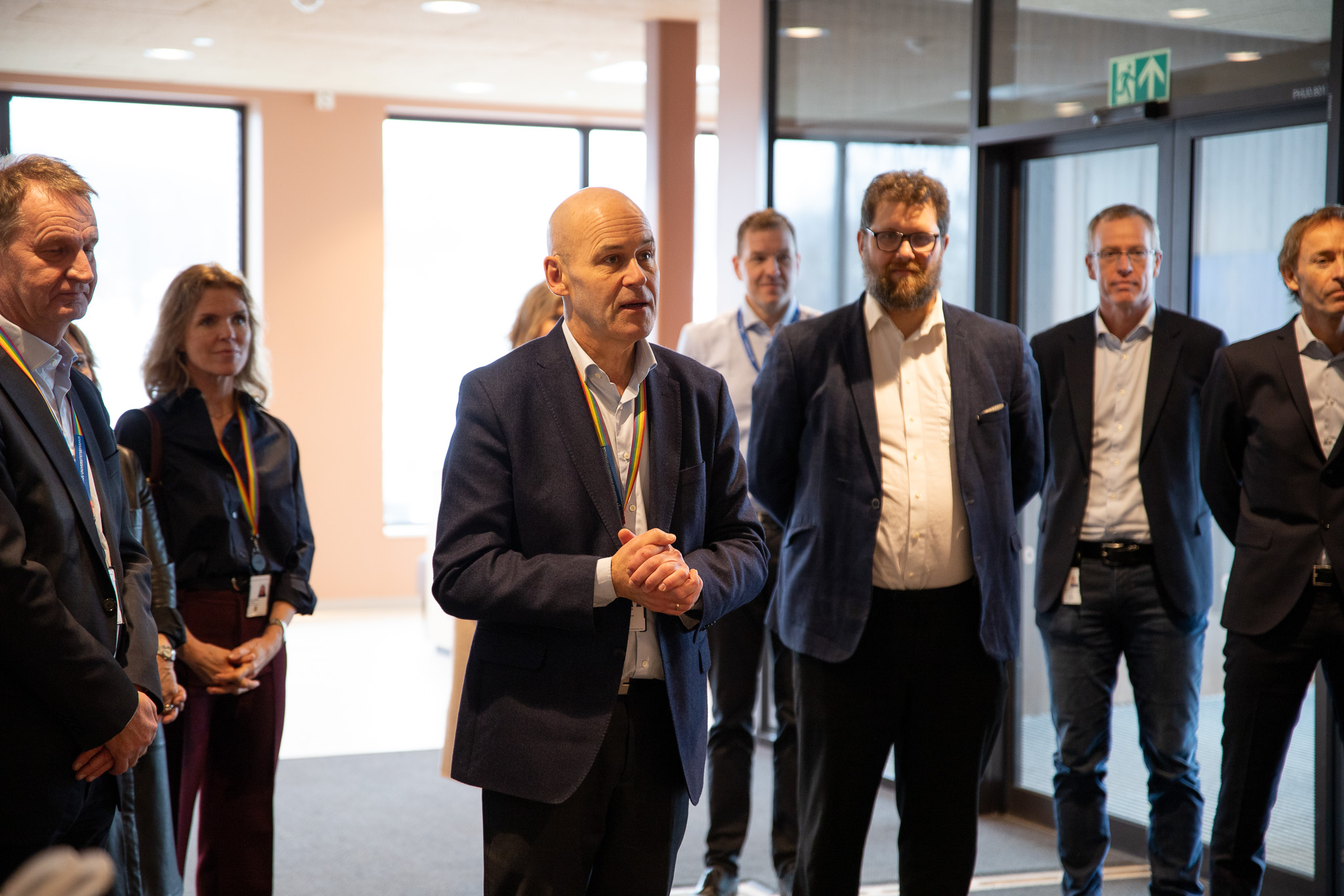 En gruppe mennesker som står i et rom