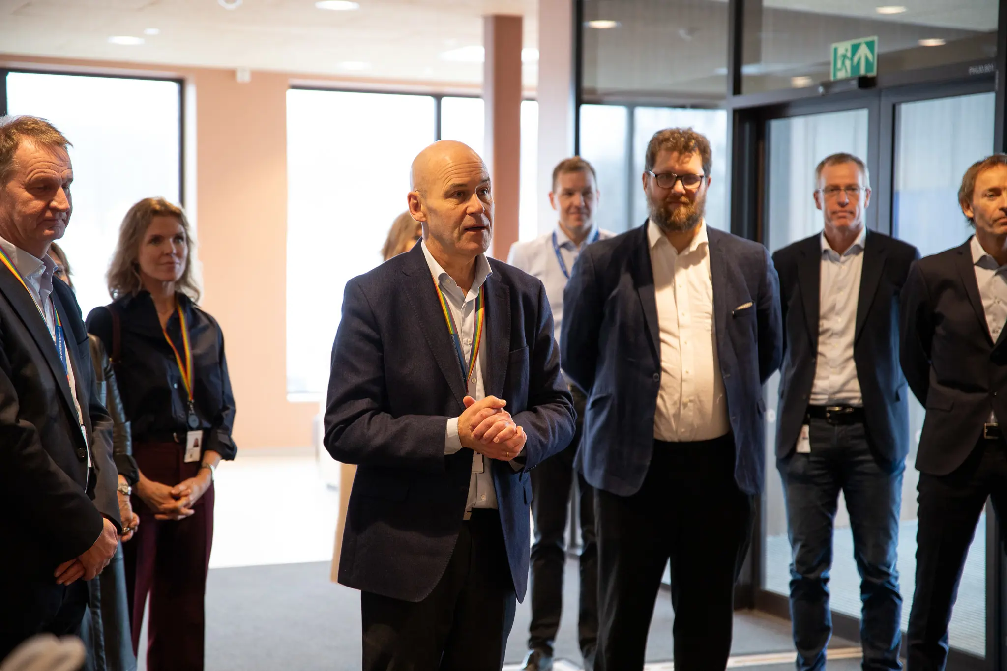 En gruppe mennesker som står i et rom