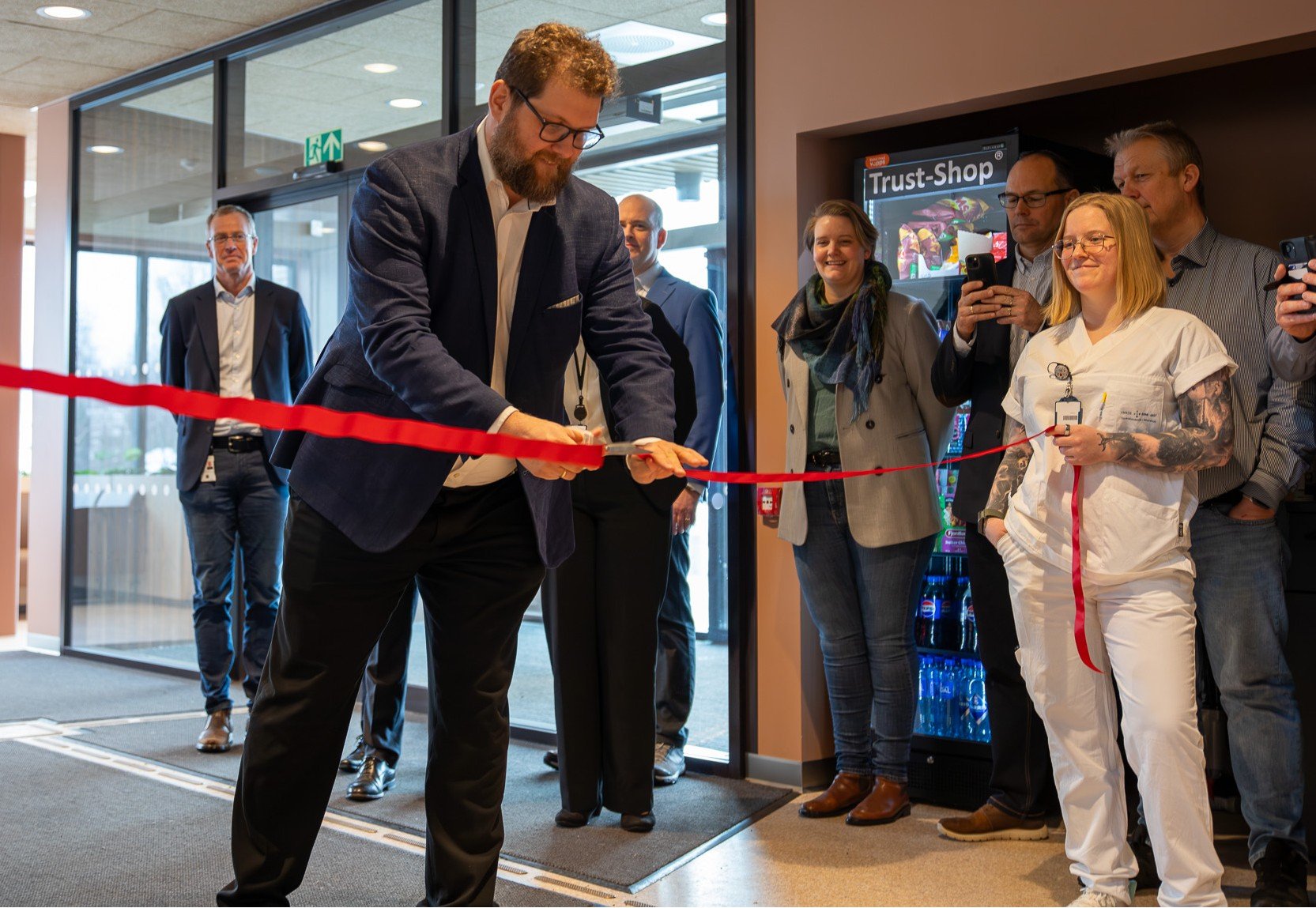 En person som holder et rødt bånd