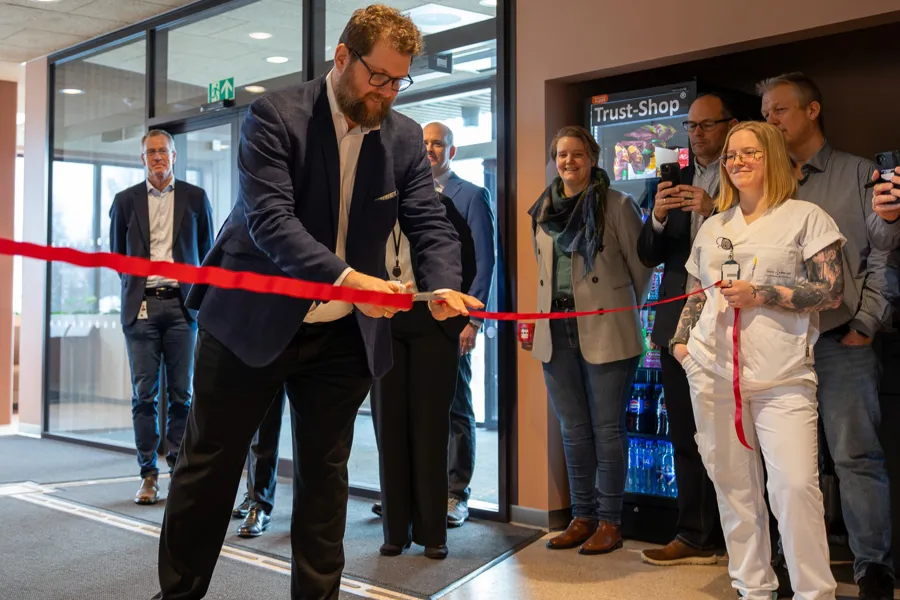 En person som holder et rødt bånd