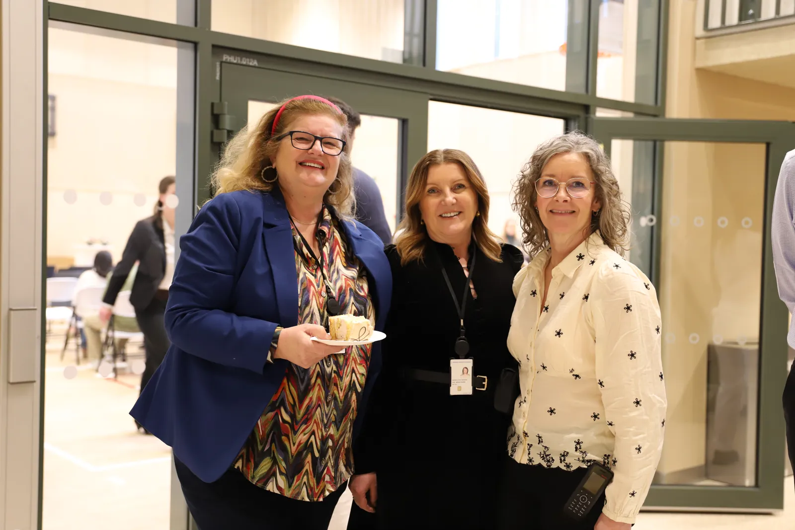 tre kvinner smiler mot kamera