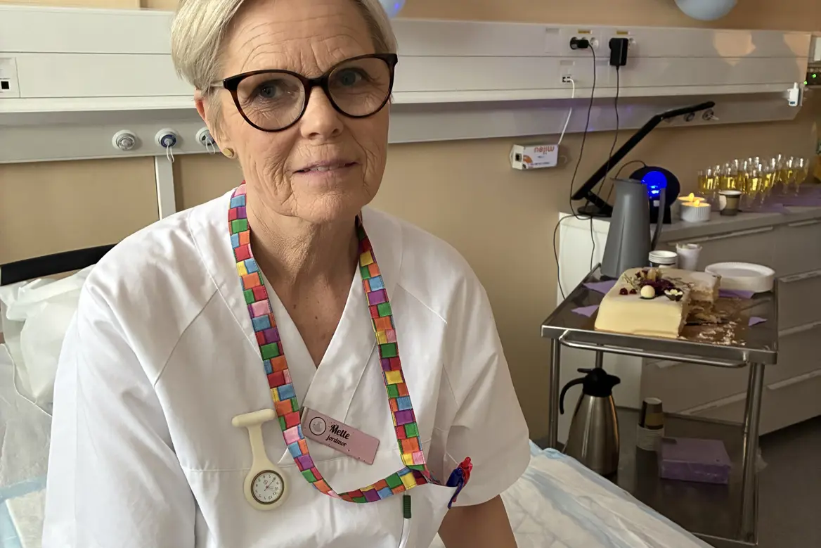 Sykepleier i hvit skjorte og briller