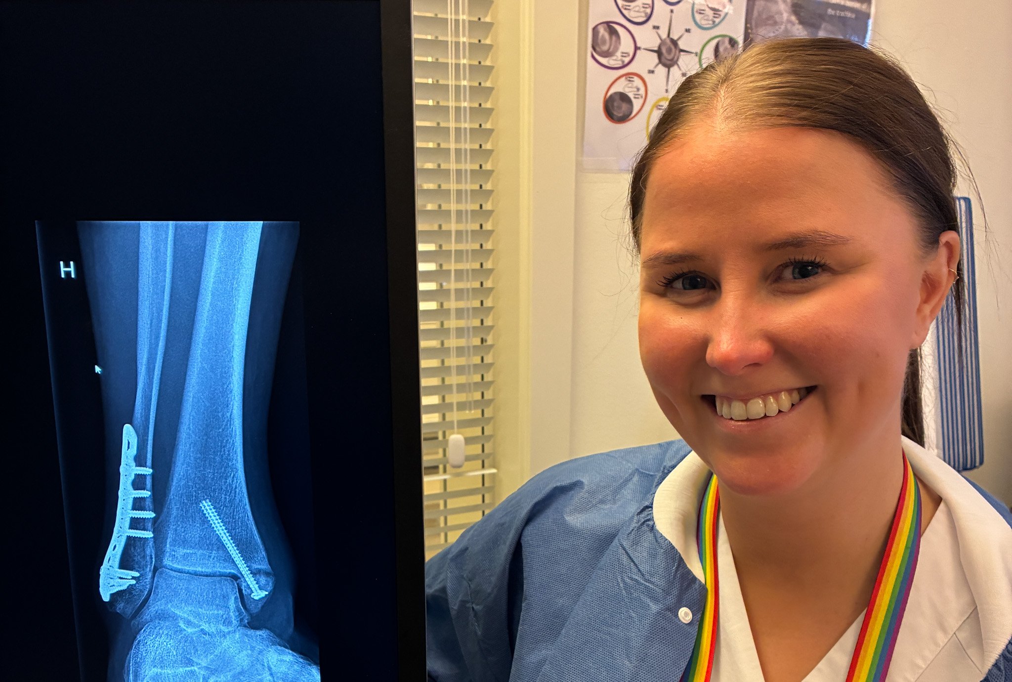 Bruddsykepleier foran røntgenbilde