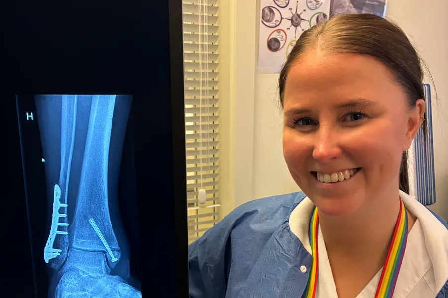 Bruddsykepleier foran røntgenbilde