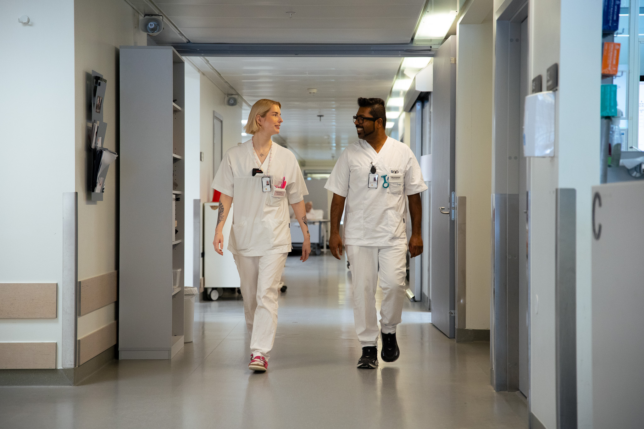 En mann og en kvinne som går i en gang