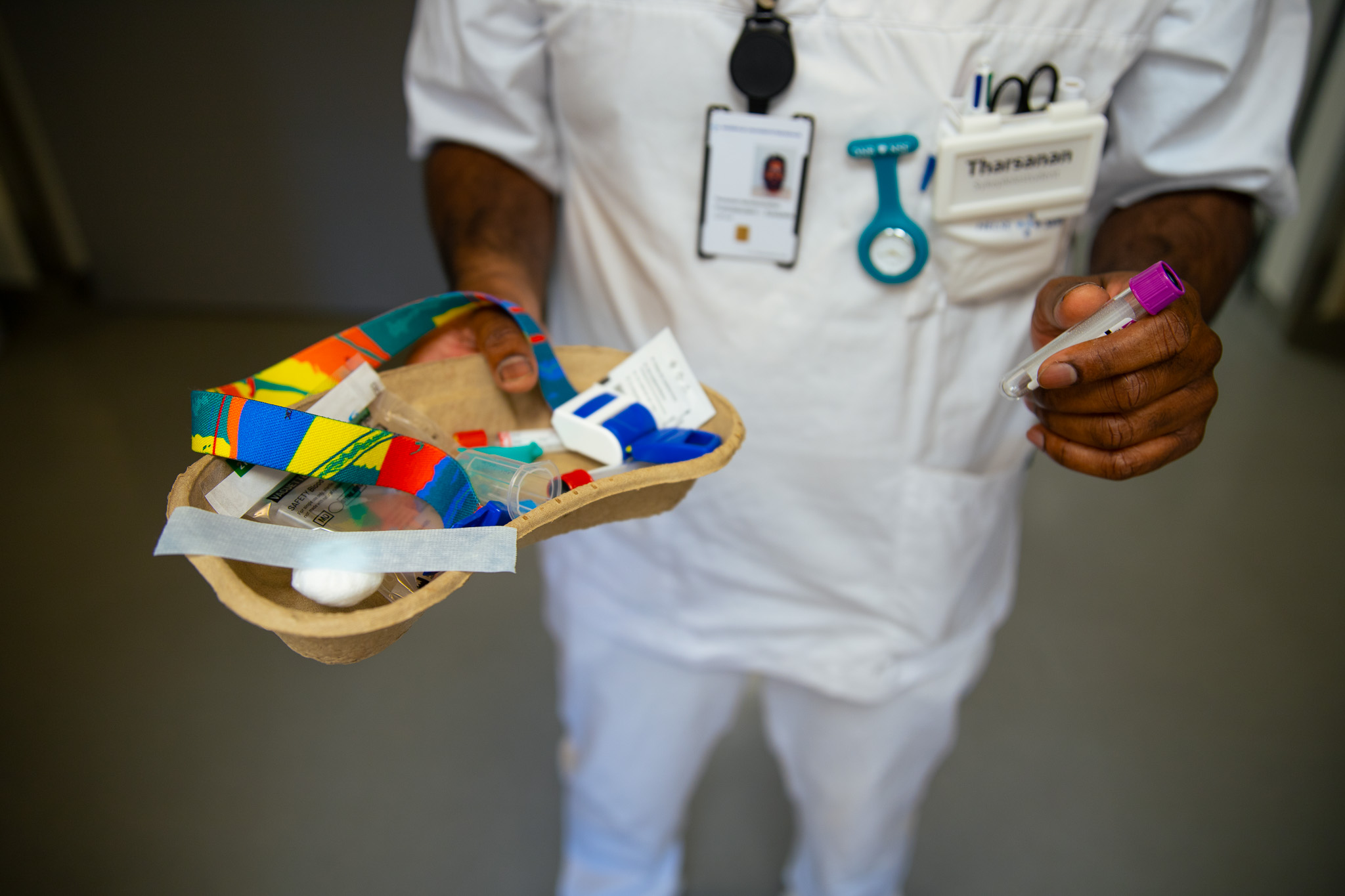 En person som holder en boks