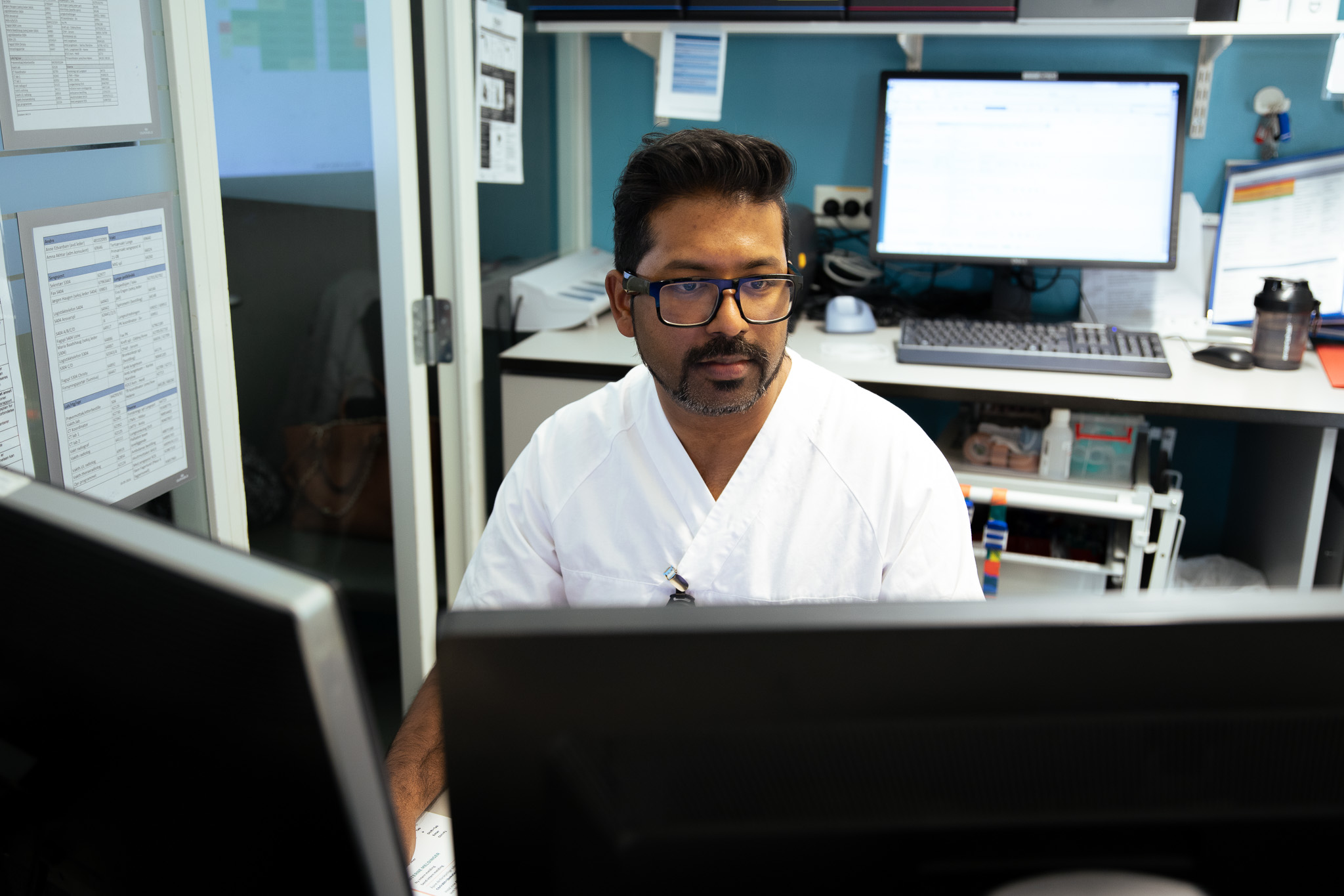 En mann som sitter ved et skrivebord