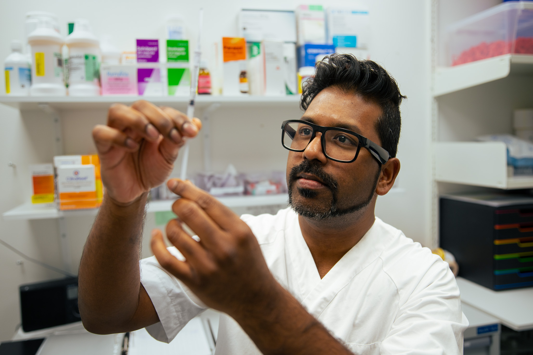 Sykepleier med sprøyte