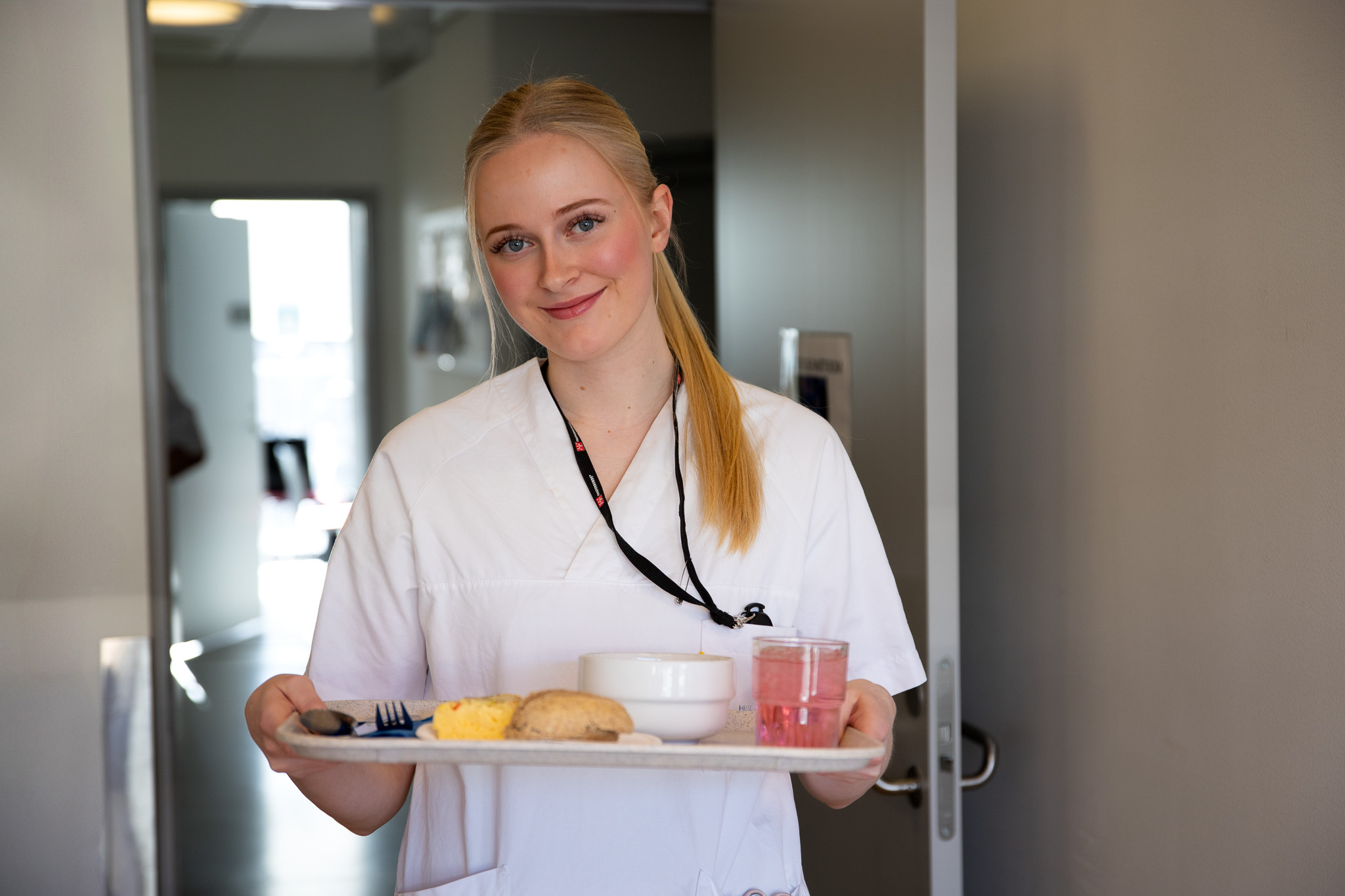 En person som holder et brett med mat