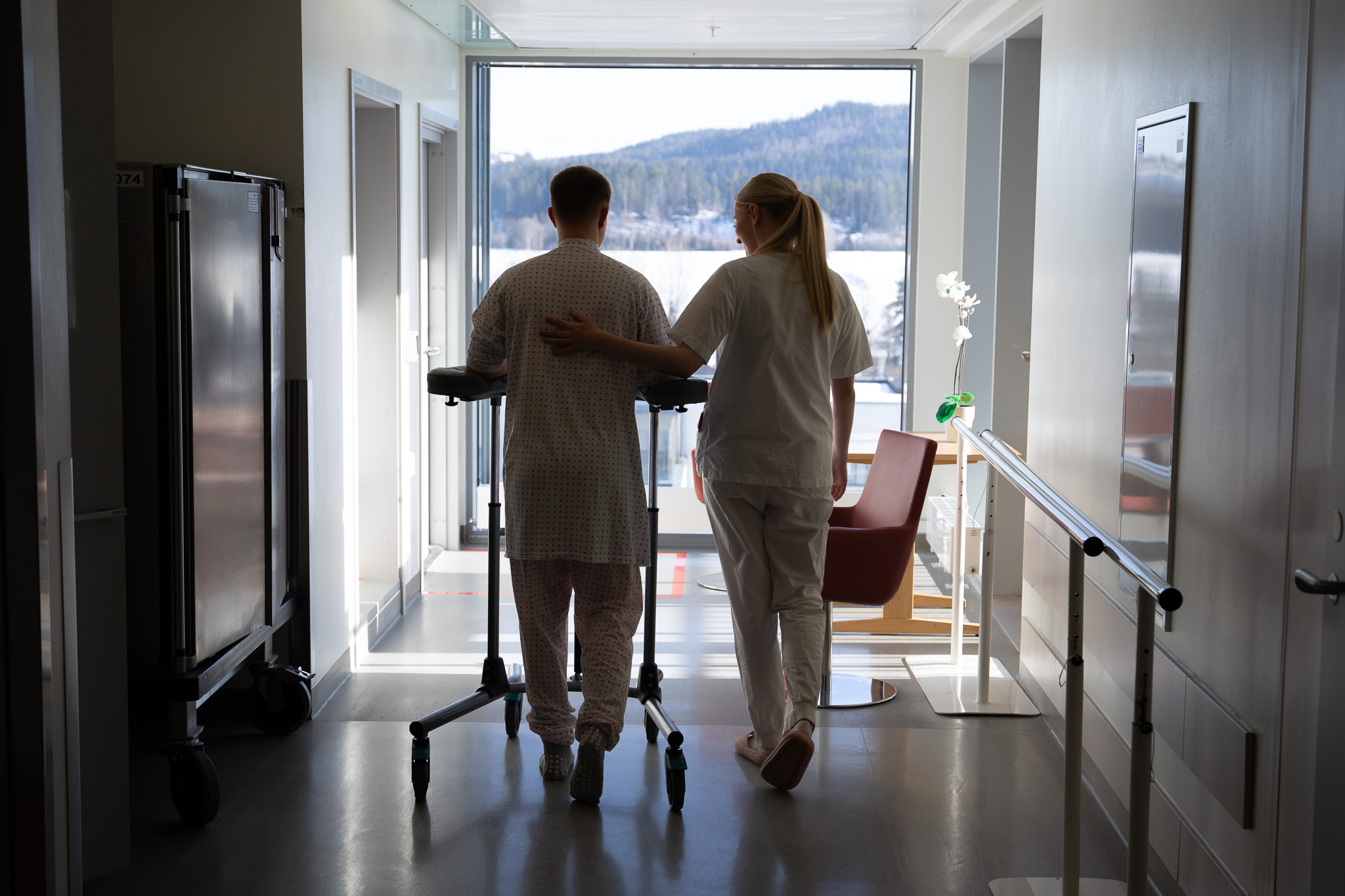 Lærling og pasient i korridor