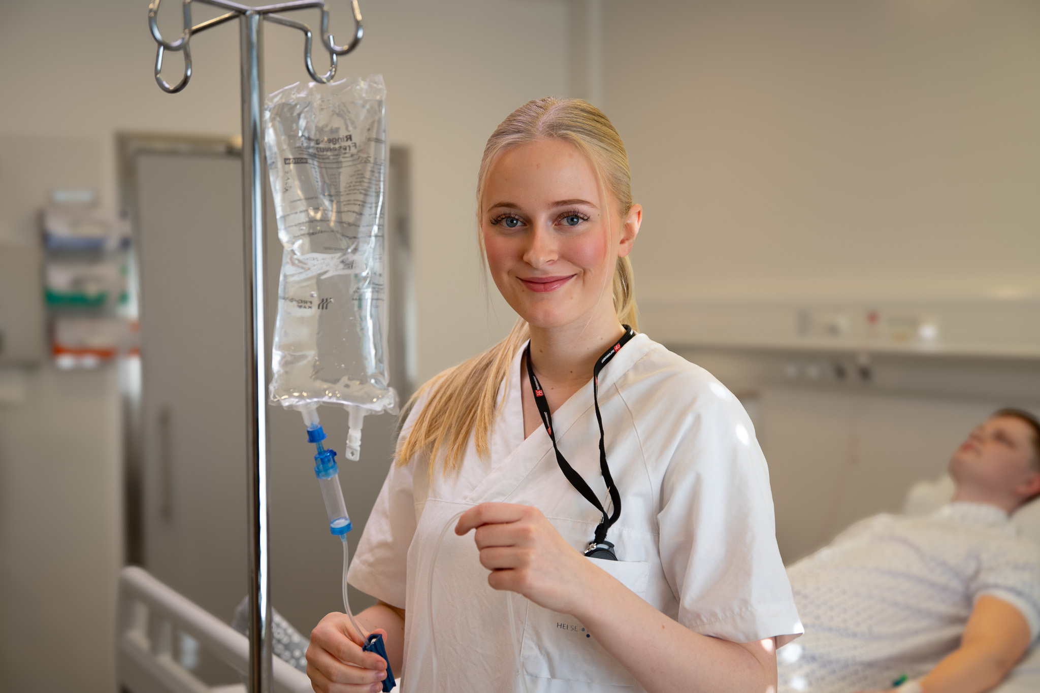 Student som skal gi væskebehandling