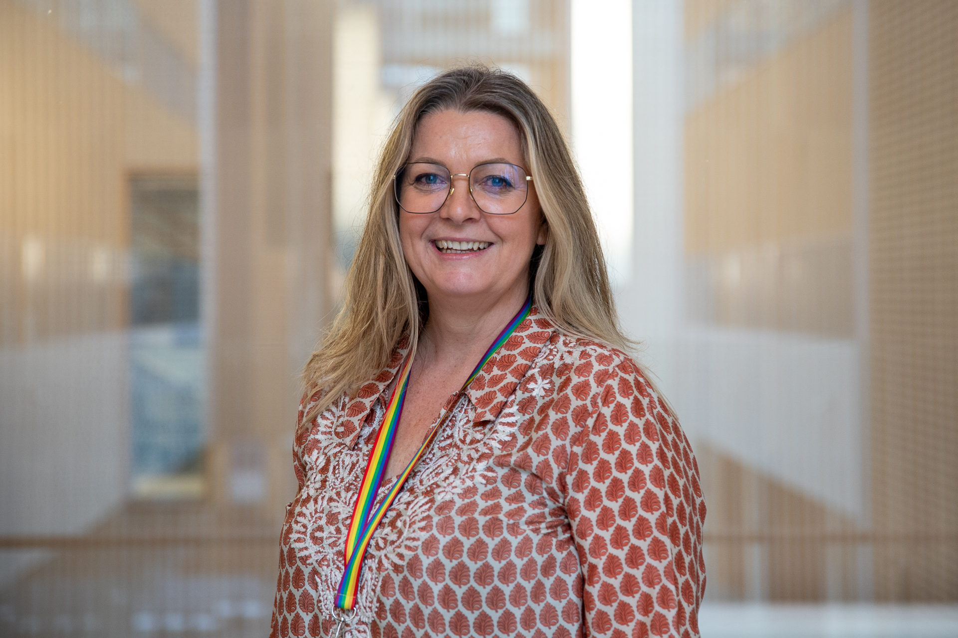 En person som smiler til kameraet