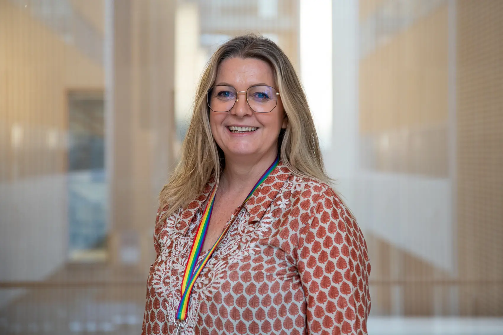 En person som smiler til kameraet