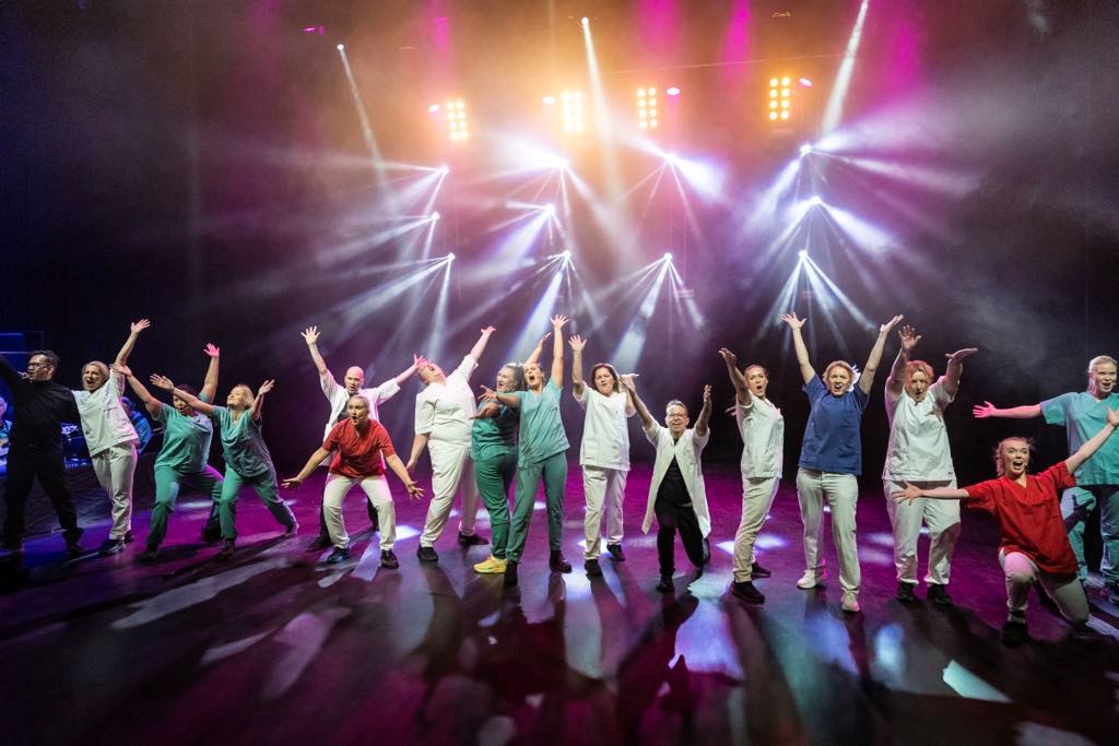 En gruppe mennesker på en scene