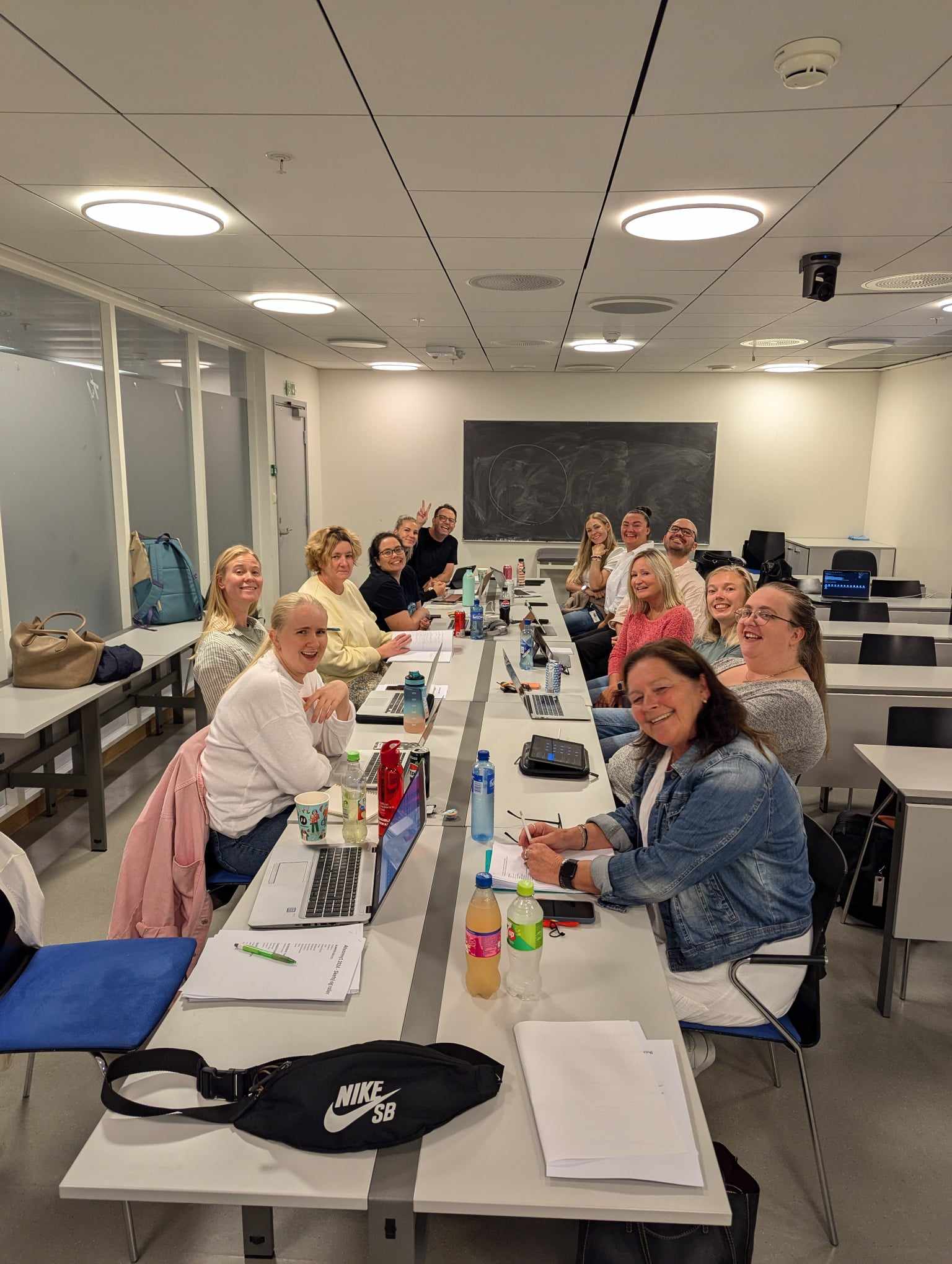 En gruppe mennesker som sitter ved et bord