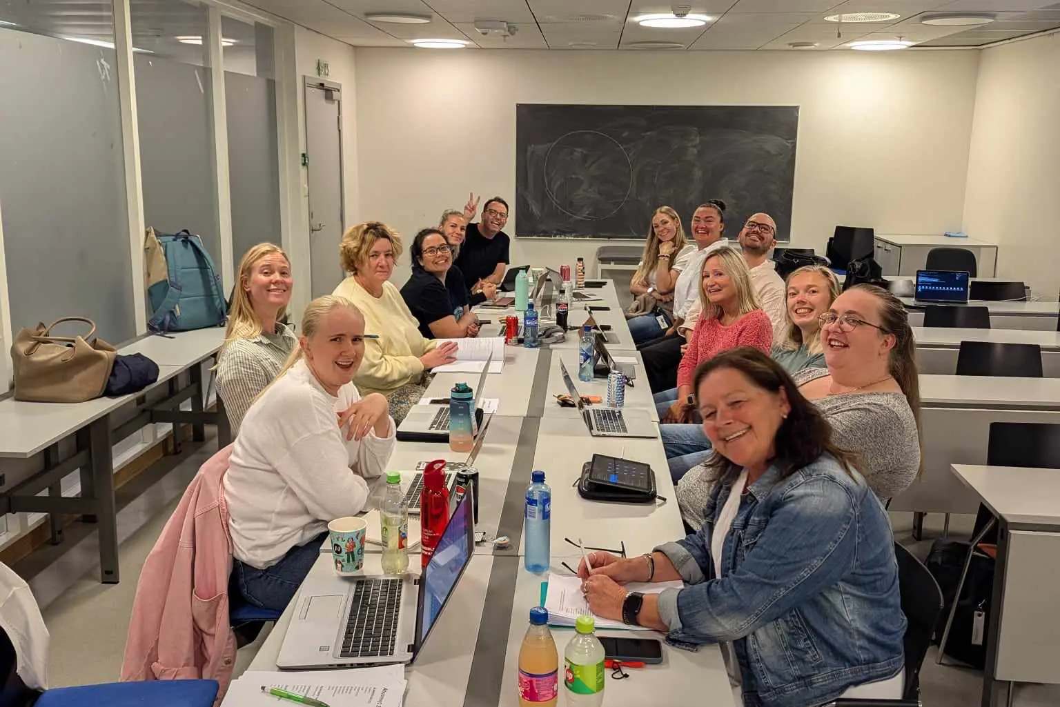 En gruppe mennesker som sitter ved et bord