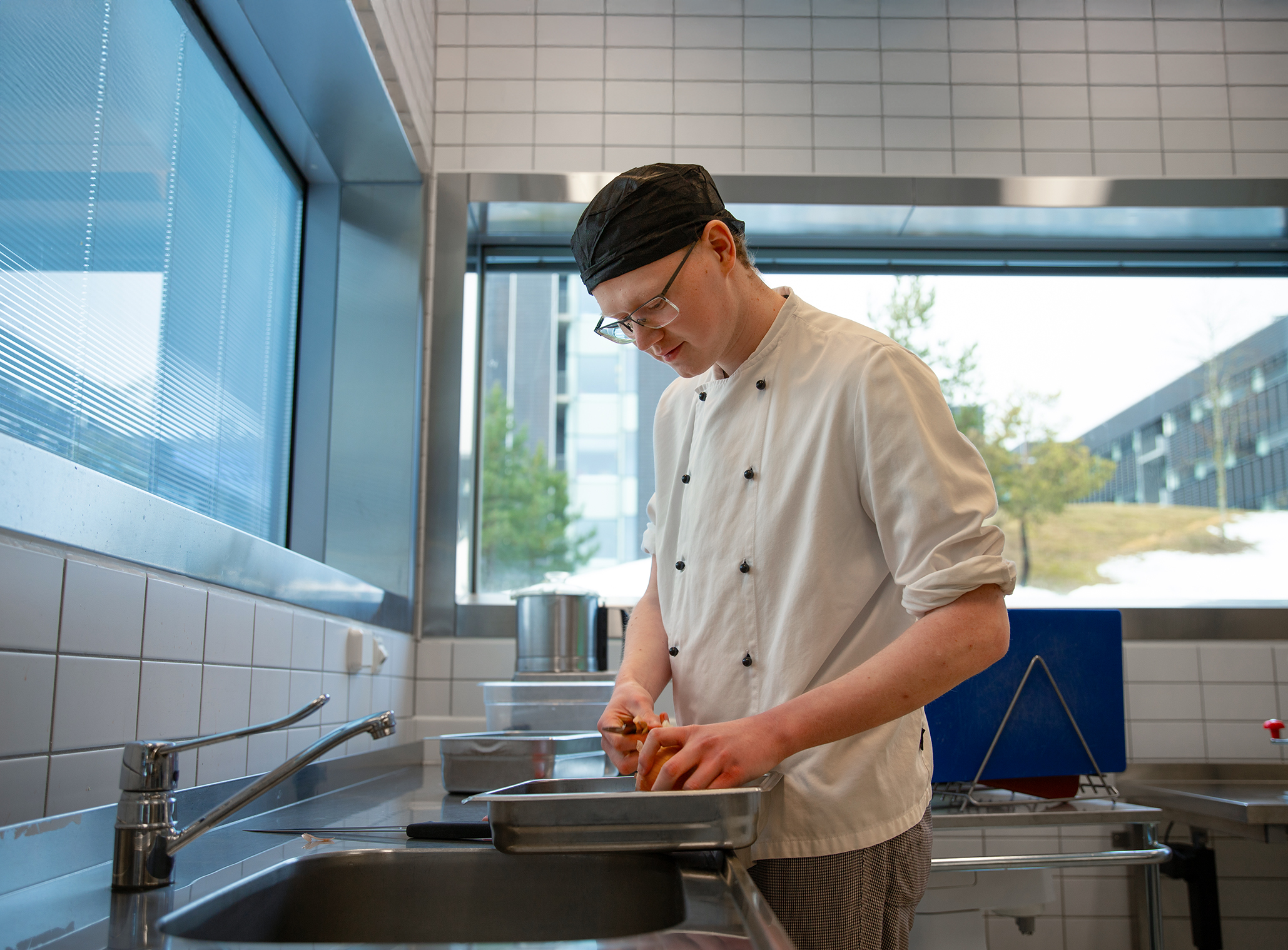 En mann på et kjøkken