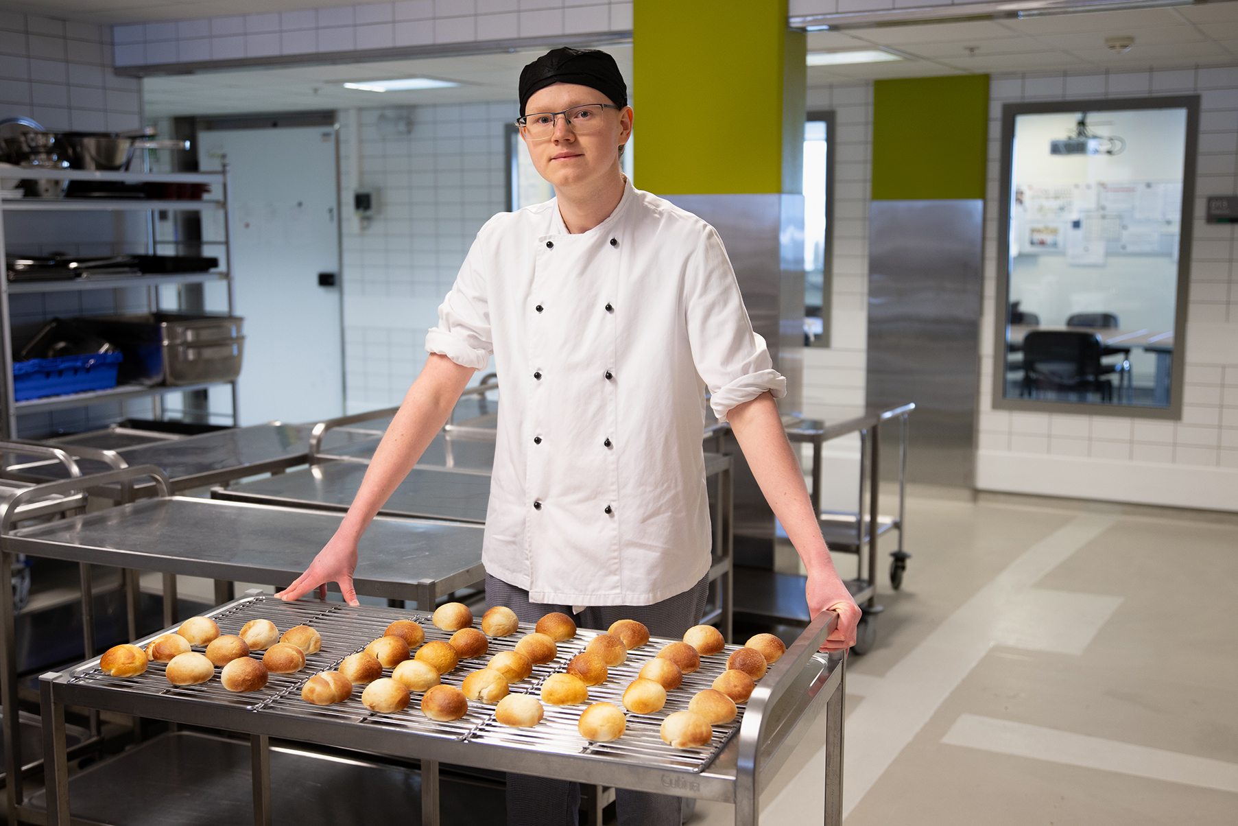 En mann som lager smultringer