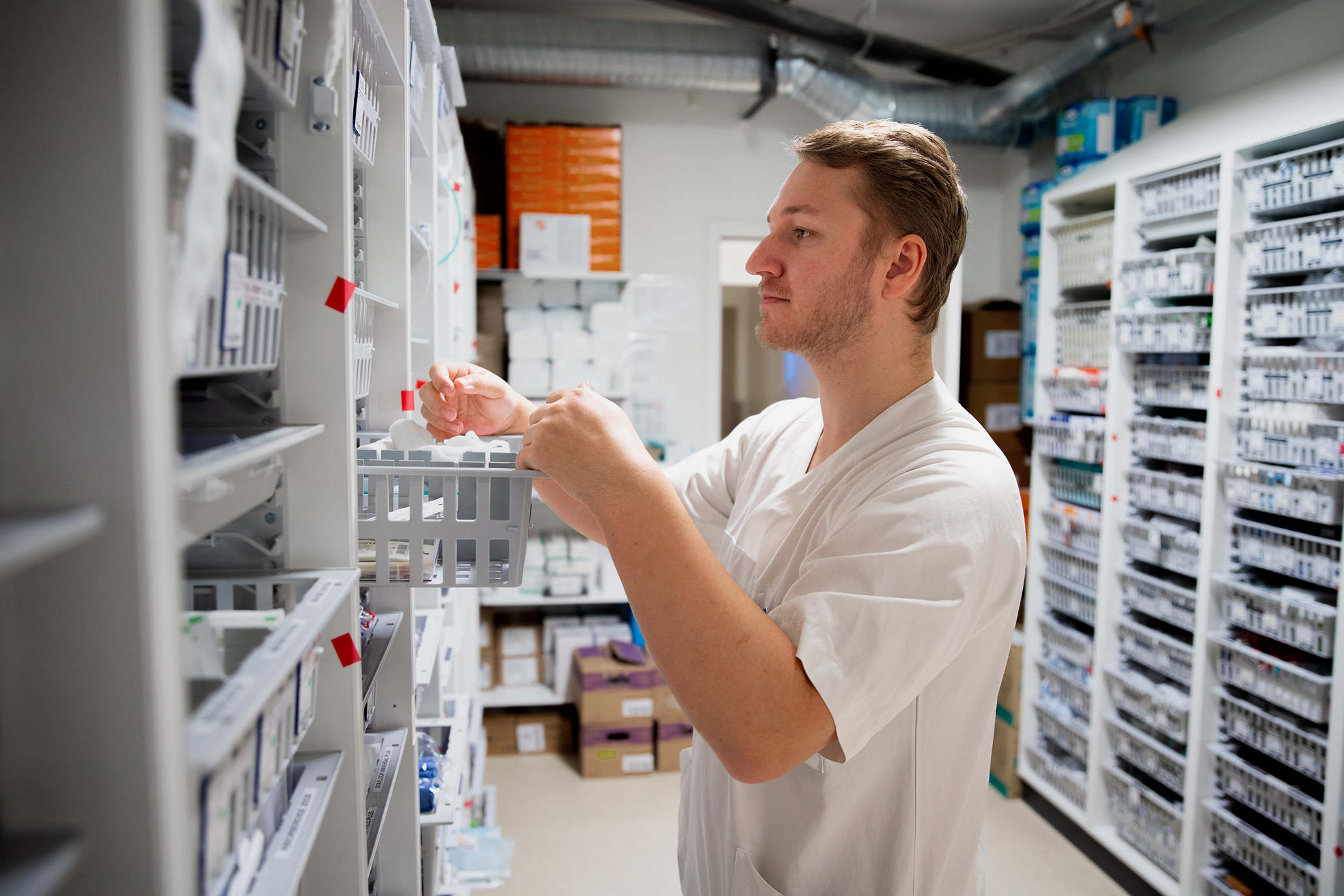 Sykepleier i lagerrom