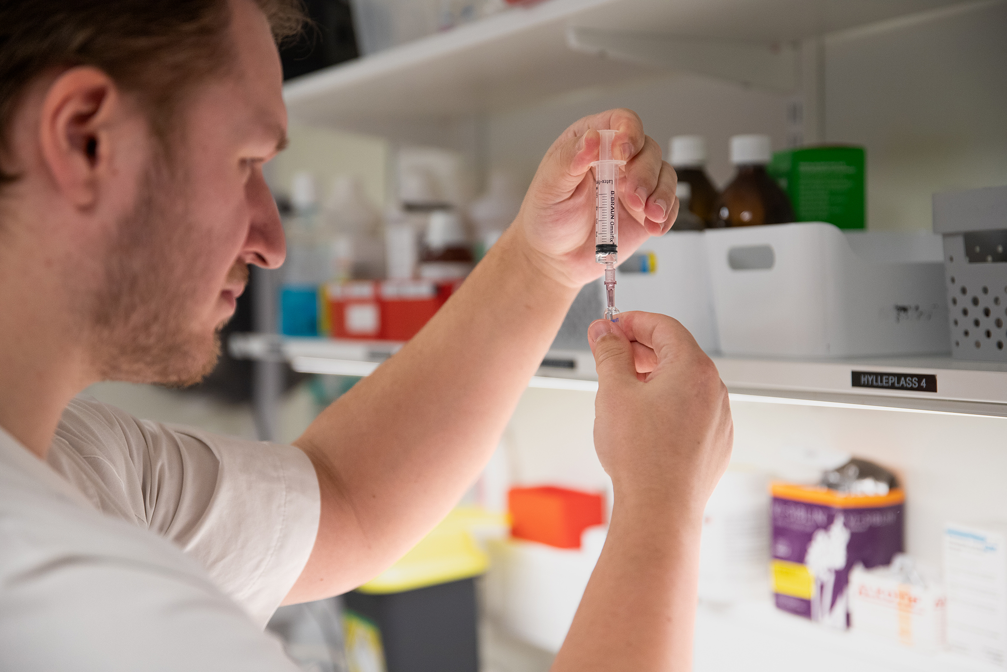 Sykepleier holder en sprøyte