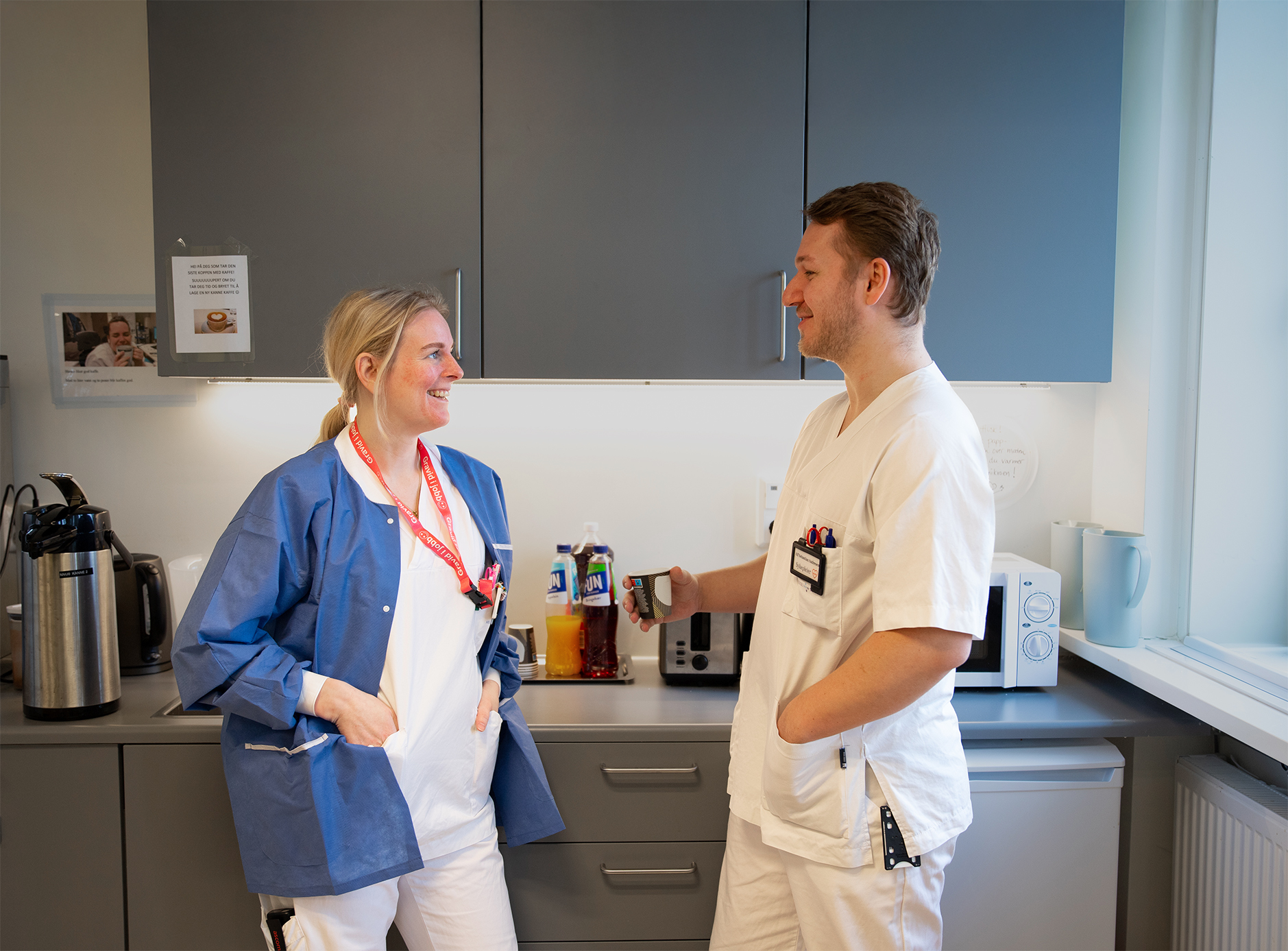 Sykepleiere snakker på vaktrommet