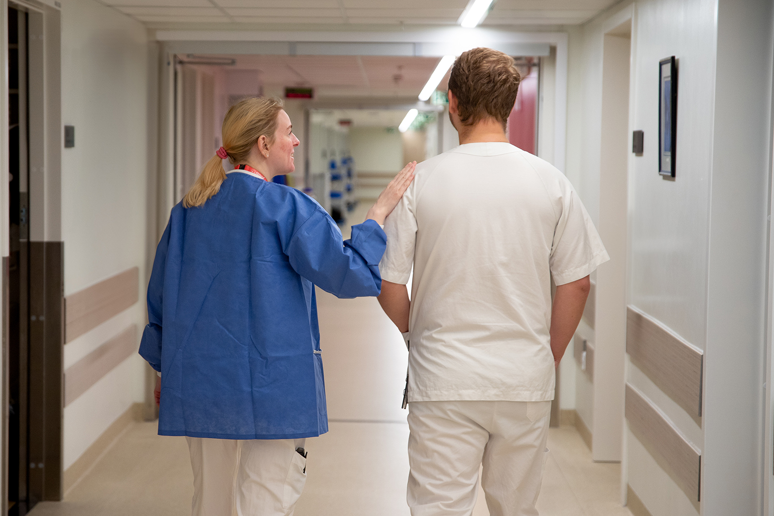 Sykepleiere snakker og går