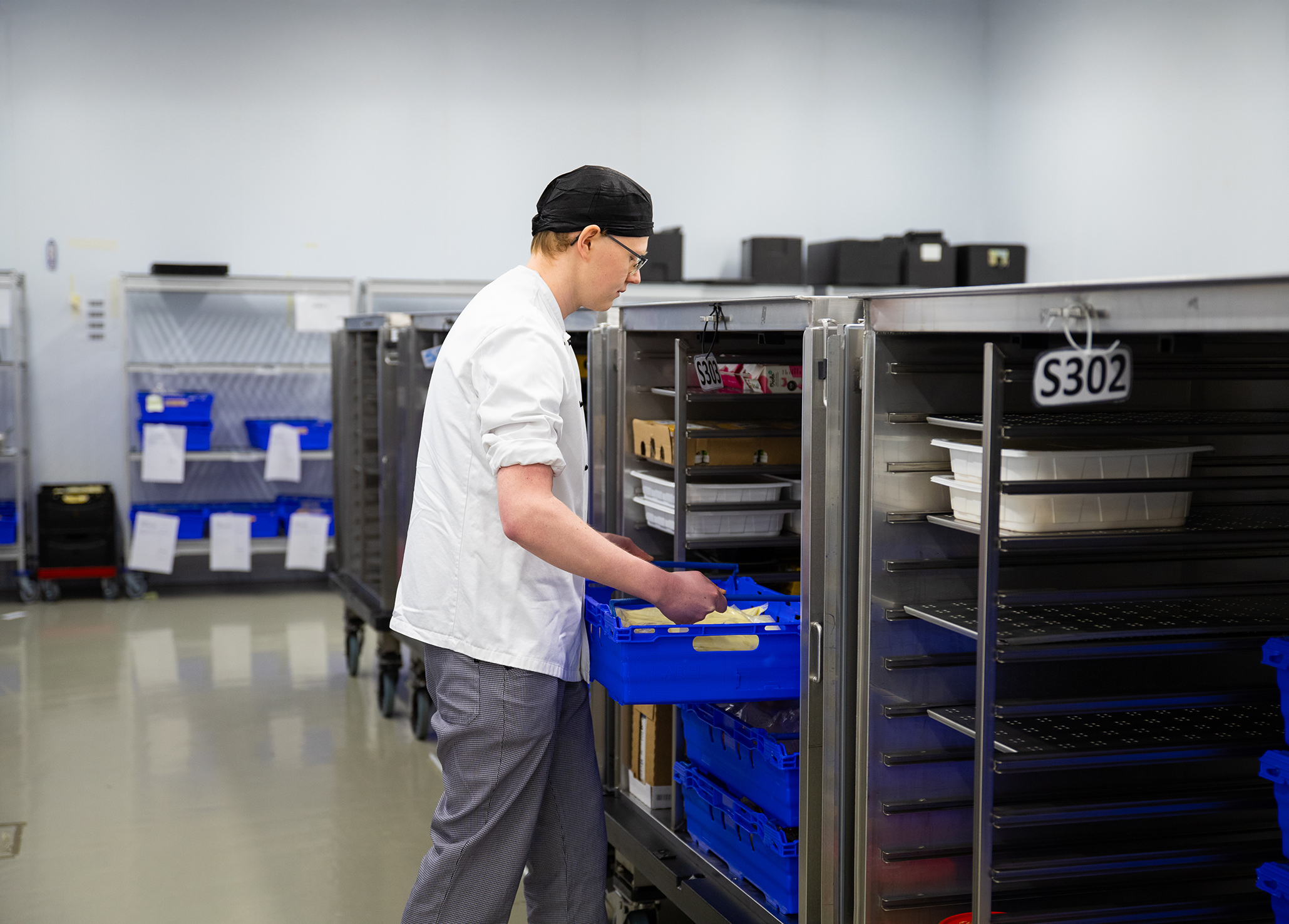 En mann på et lager