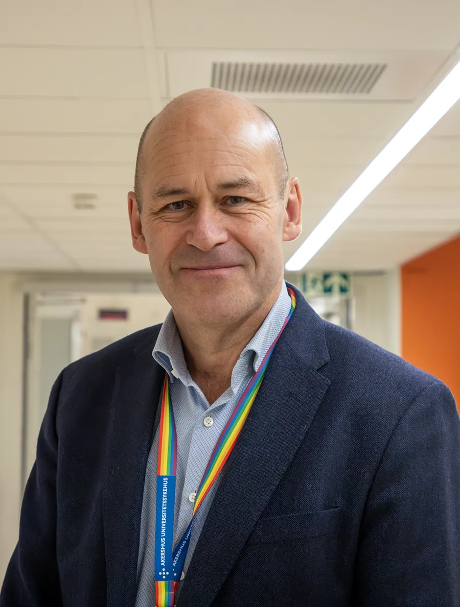En mann iført blå jakke