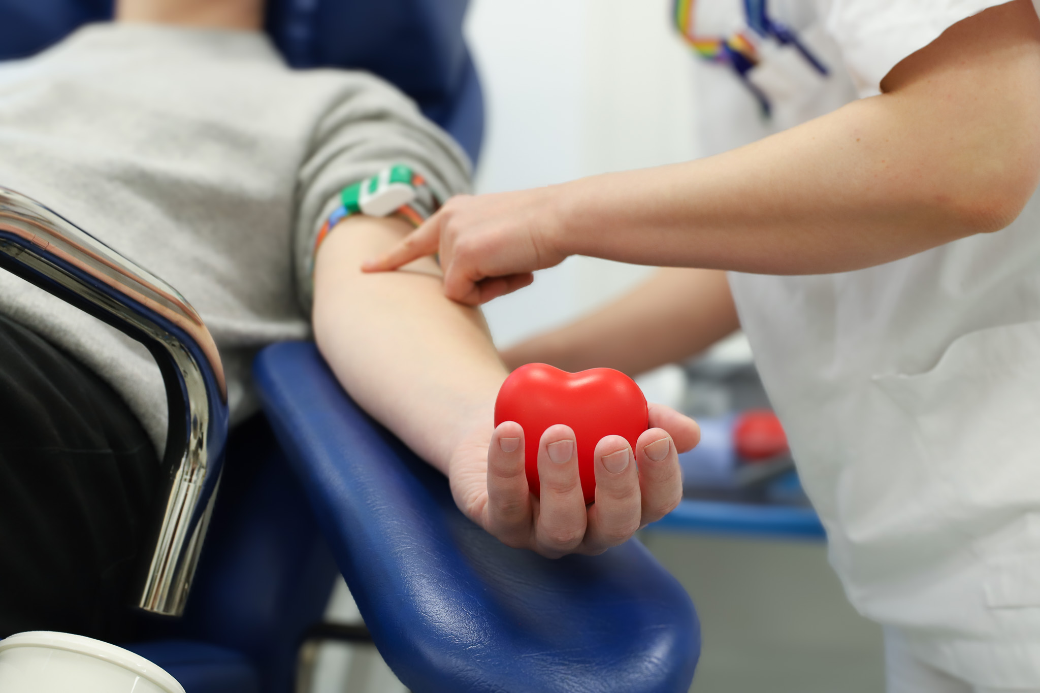 En person som holder en ball