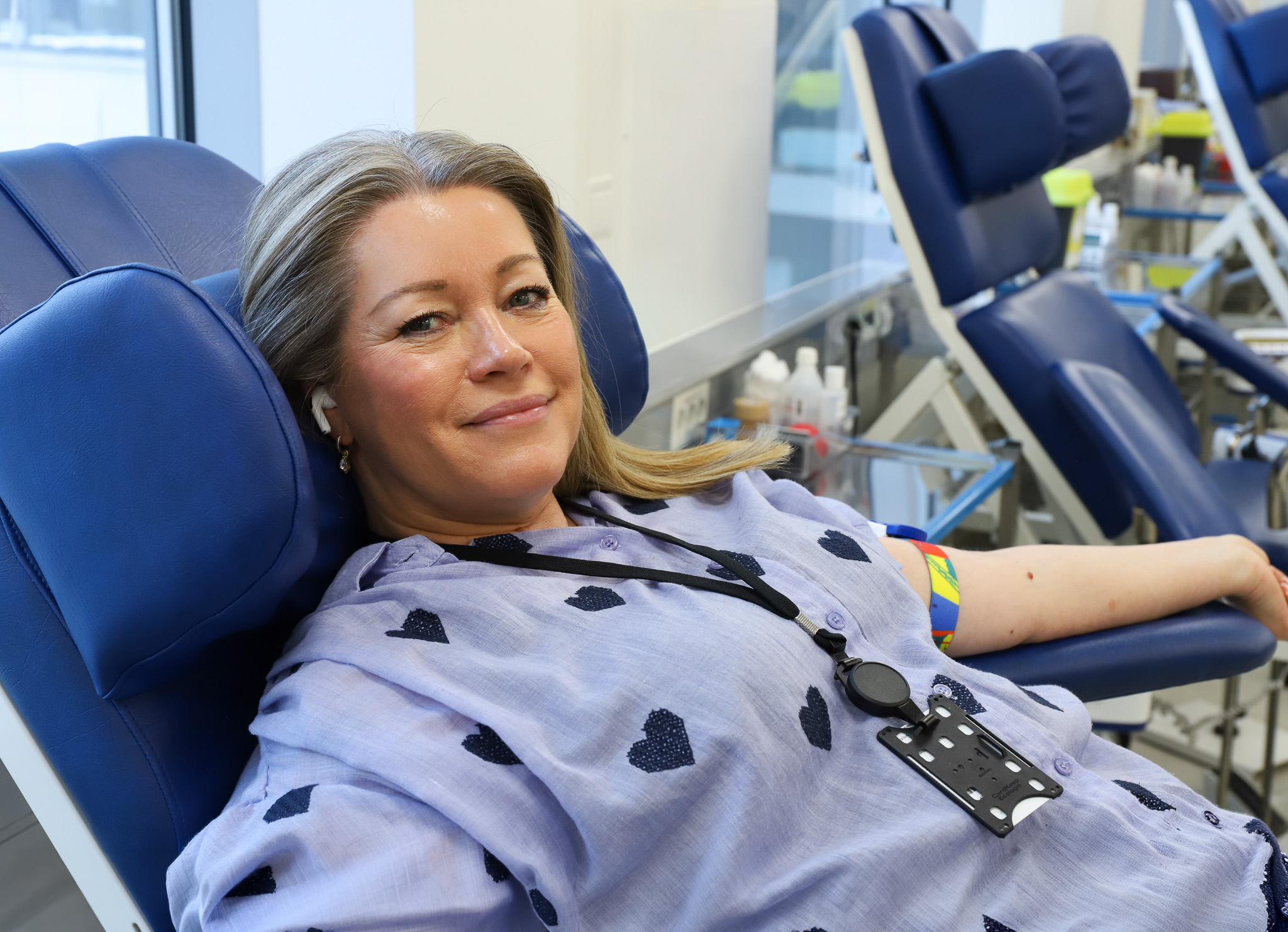 En person som sitter i en stol