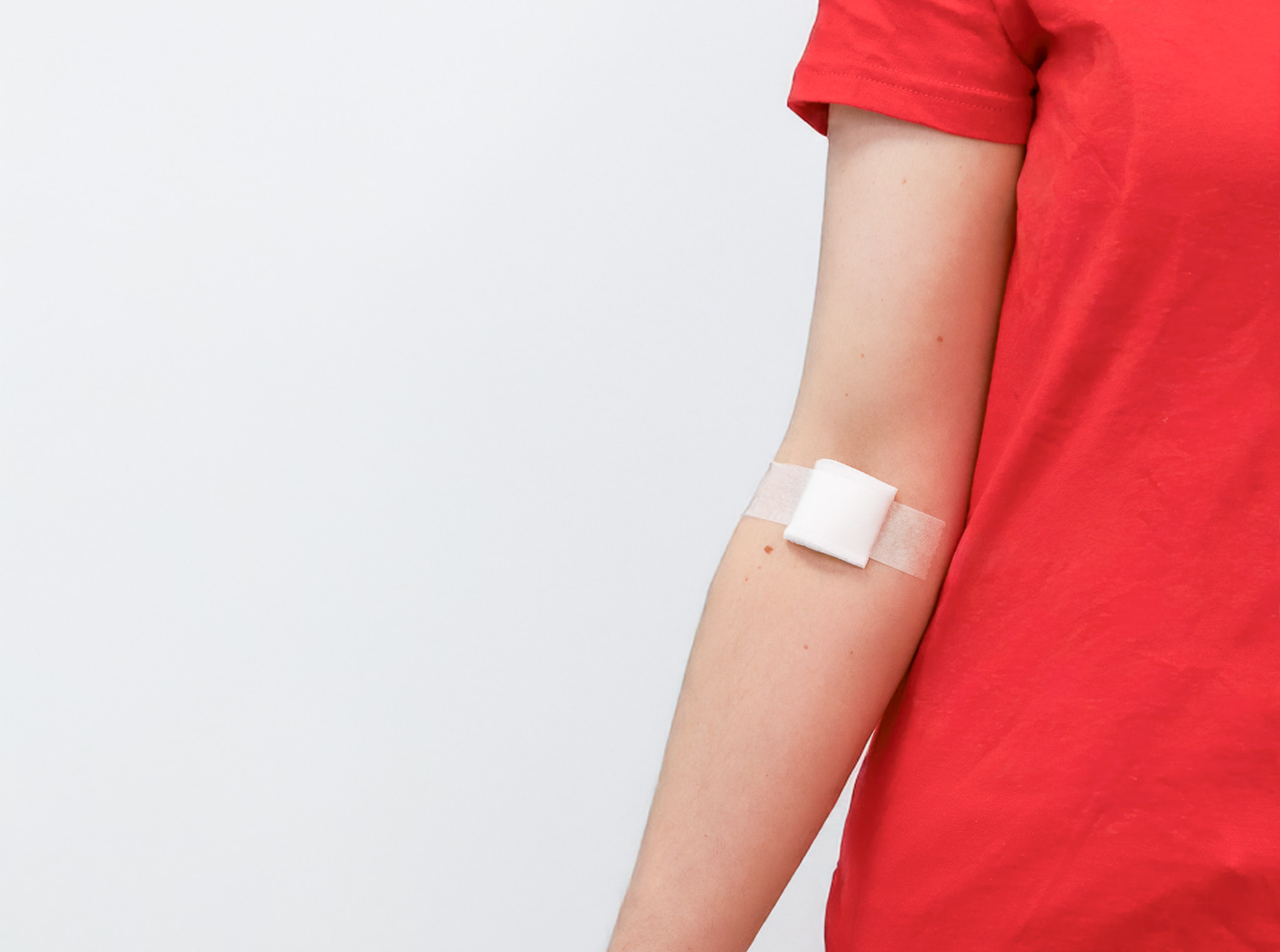 En person med hvitt armbånd