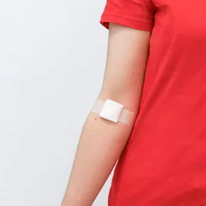 En person med hvitt armbånd