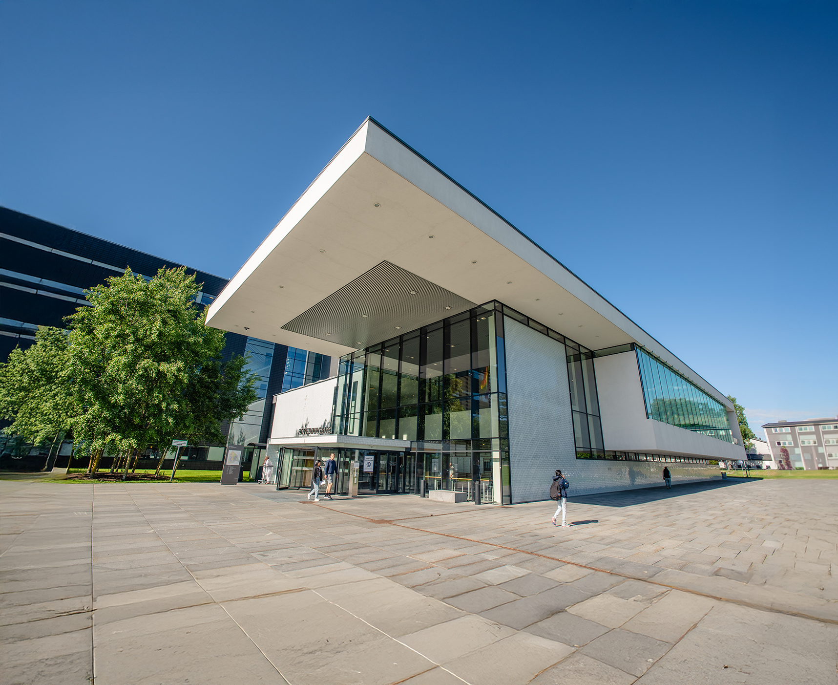 En bygning med glassfasade