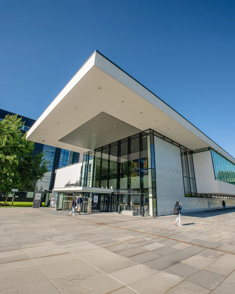 En bygning med glassfasade