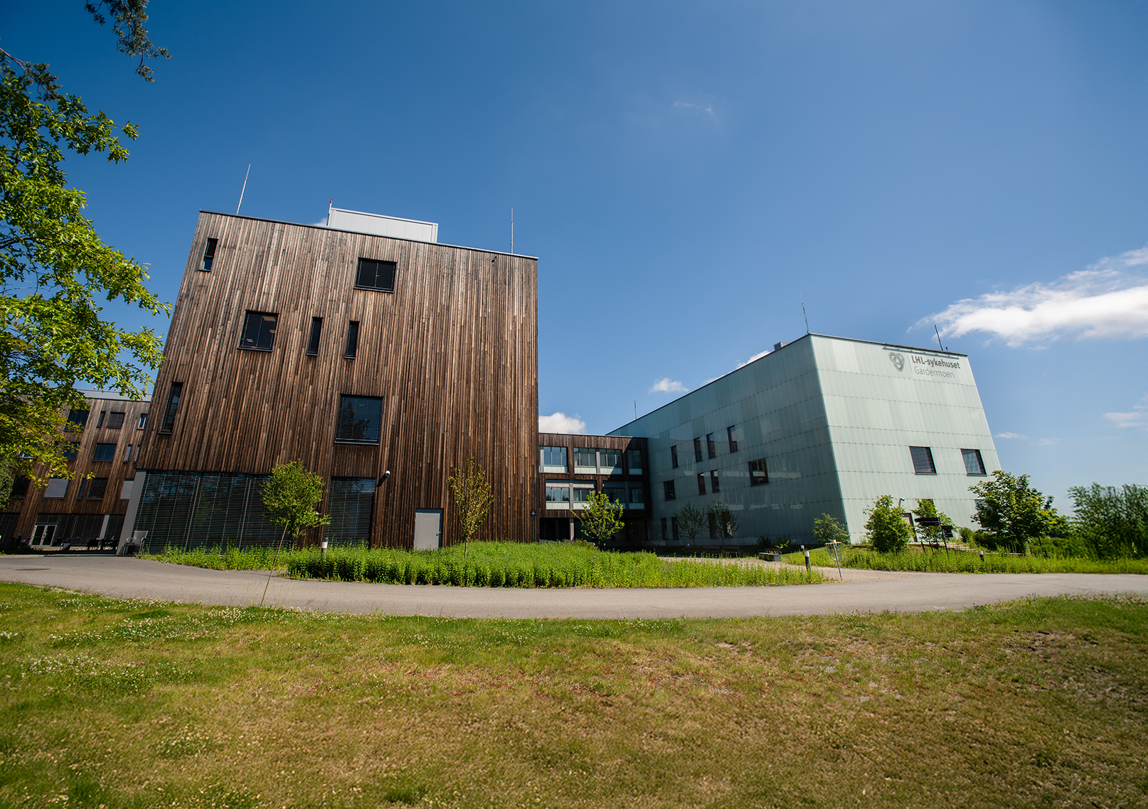 En bygning med noen få vinduer