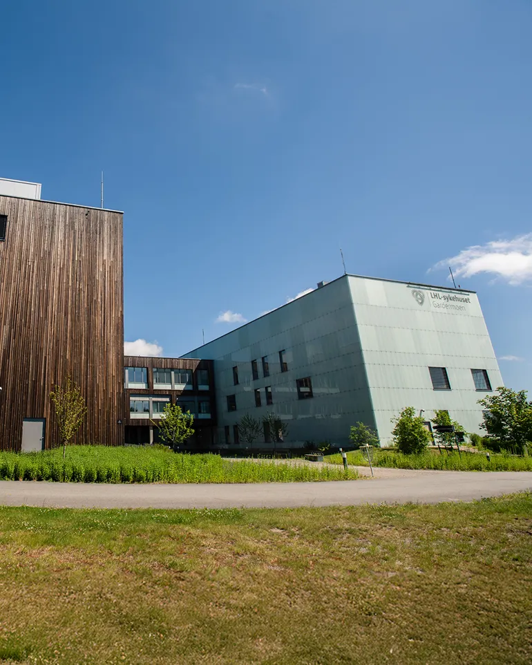 En bygning med noen få vinduer