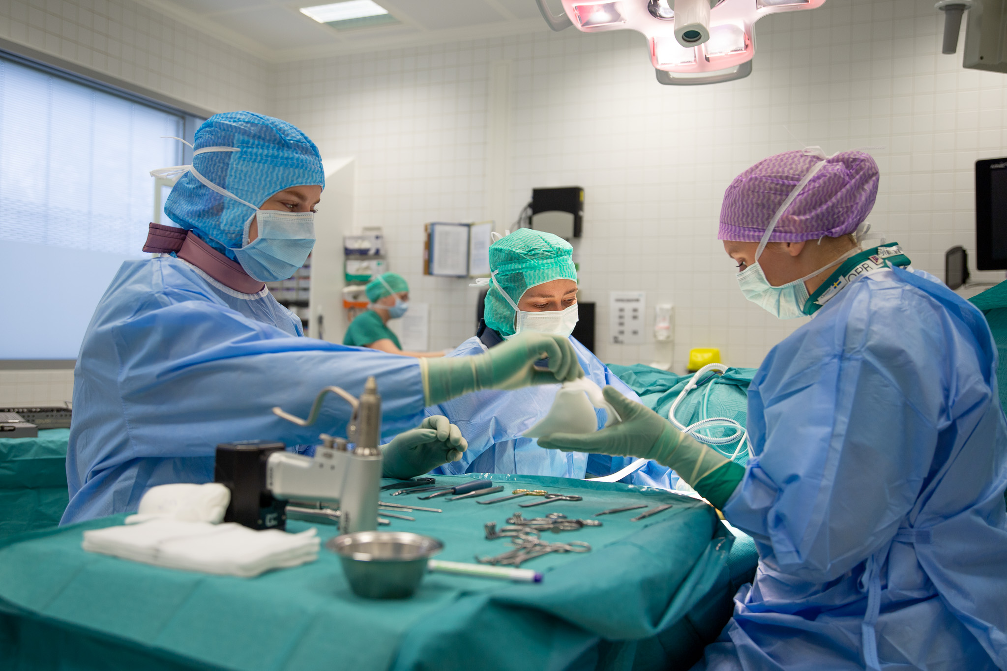 En gruppe kirurger som utfører kirurgi