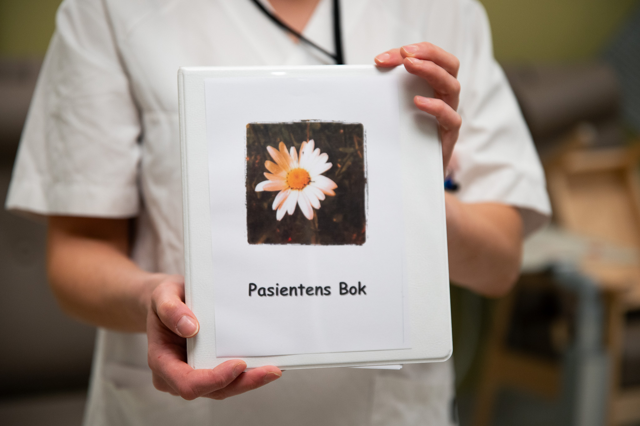 En person som holder en hvit boks