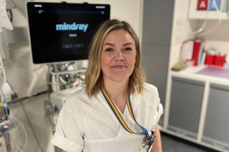 Kvinnelig sykepleier på akuttmottak