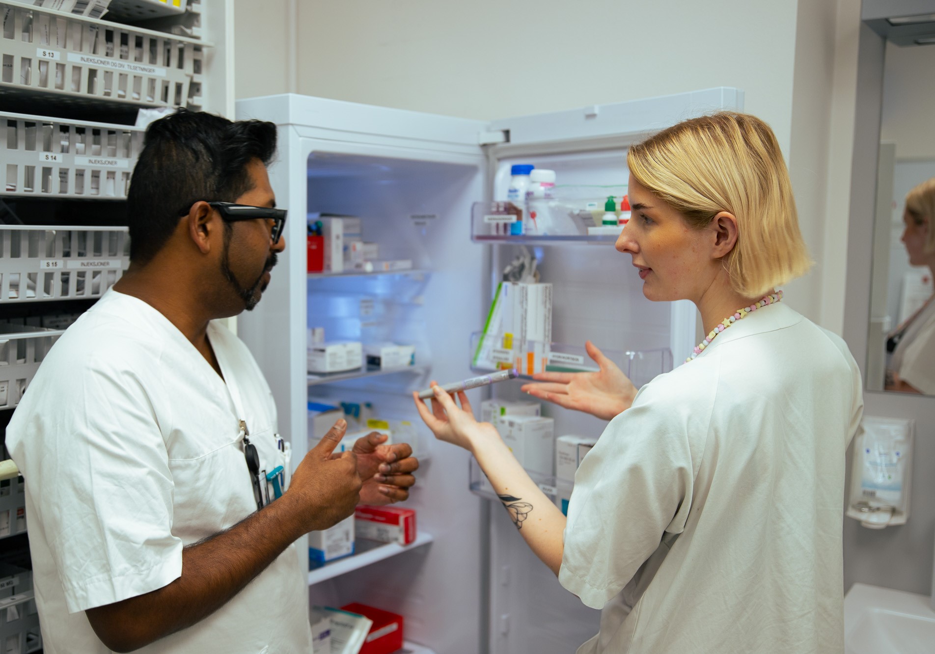 Sykepleierstudent og veileder i medisinrom