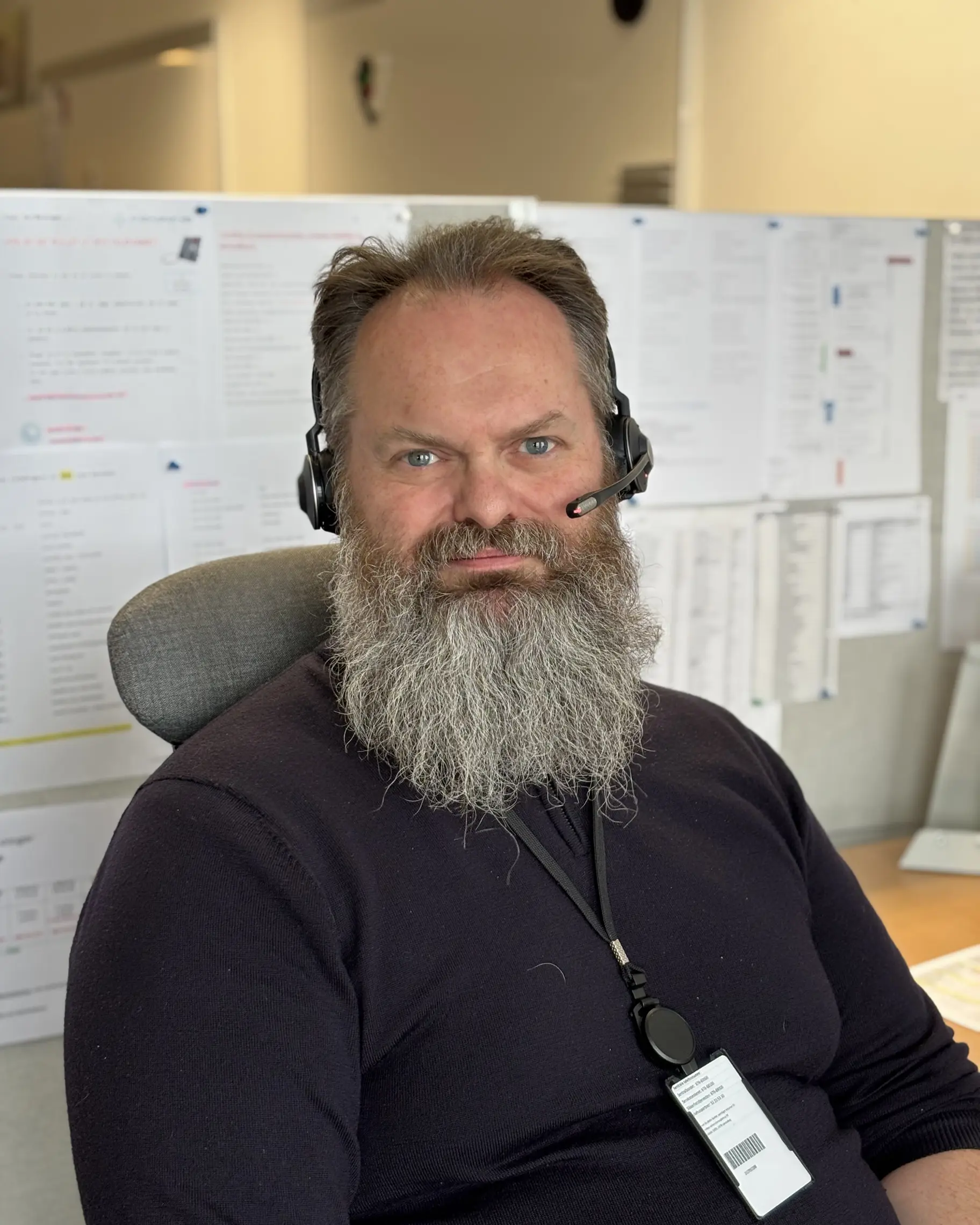 En mann med skjegg og hodetelefoner