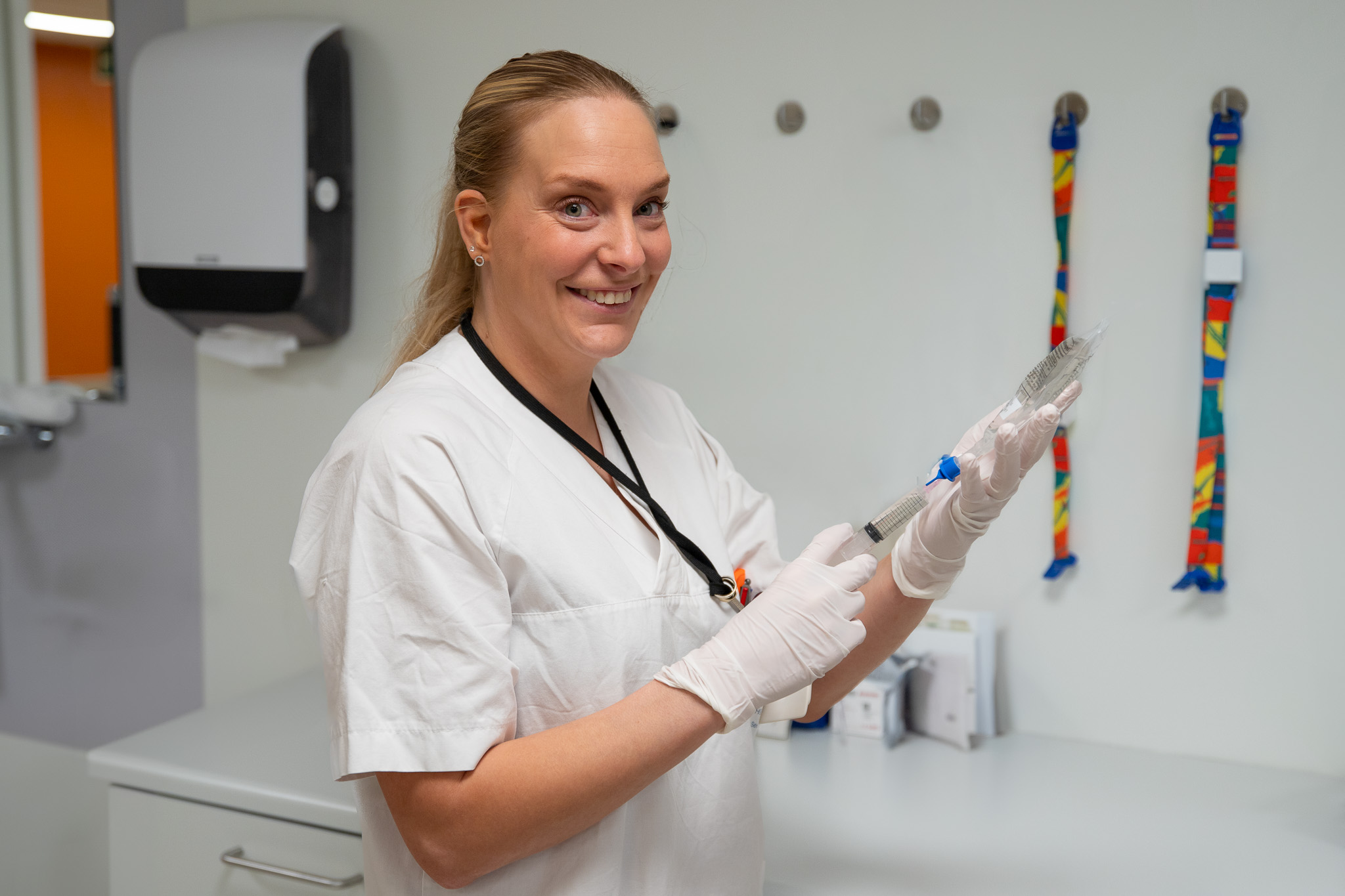 En mann i hvit frakk