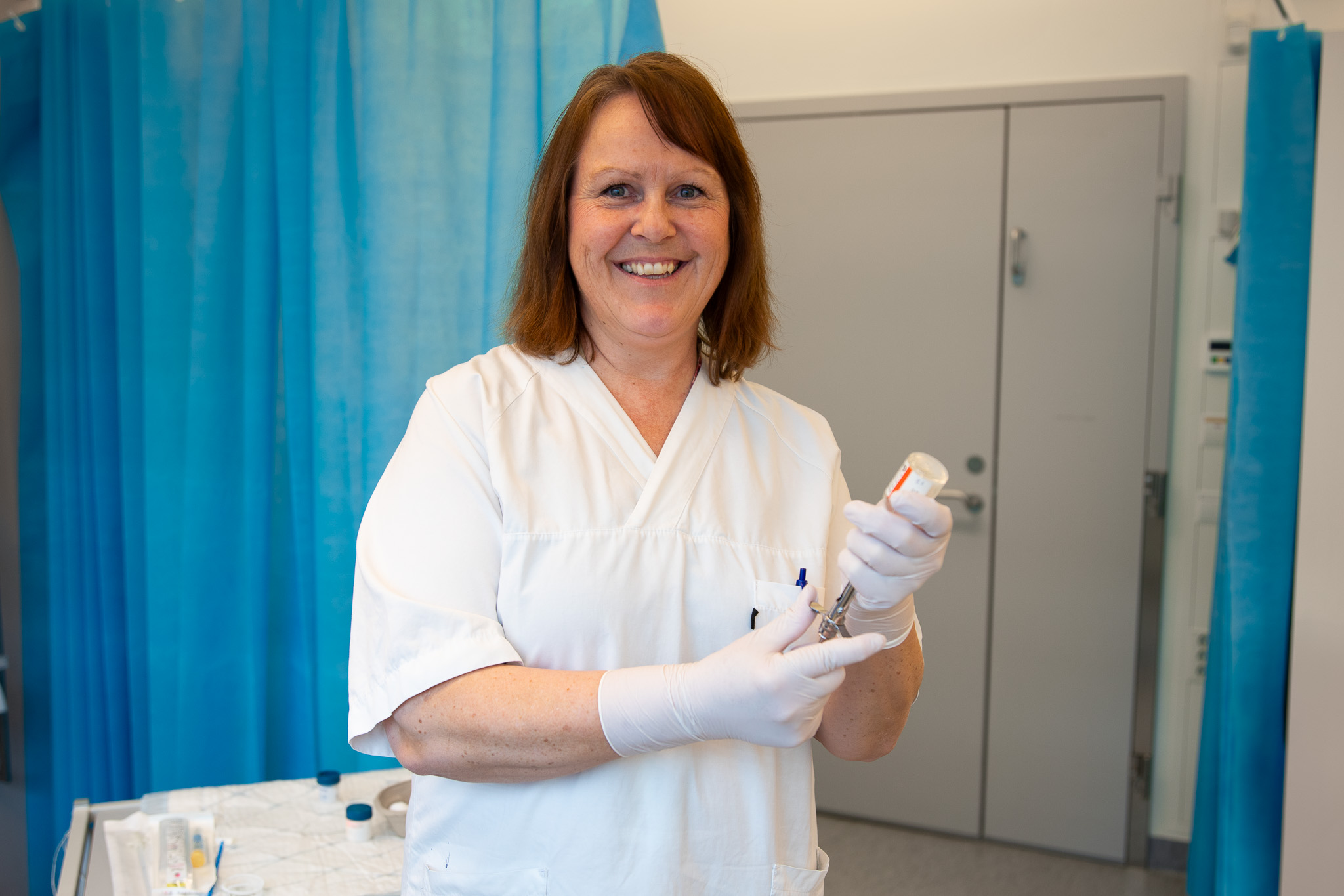 En person som bruker hansker