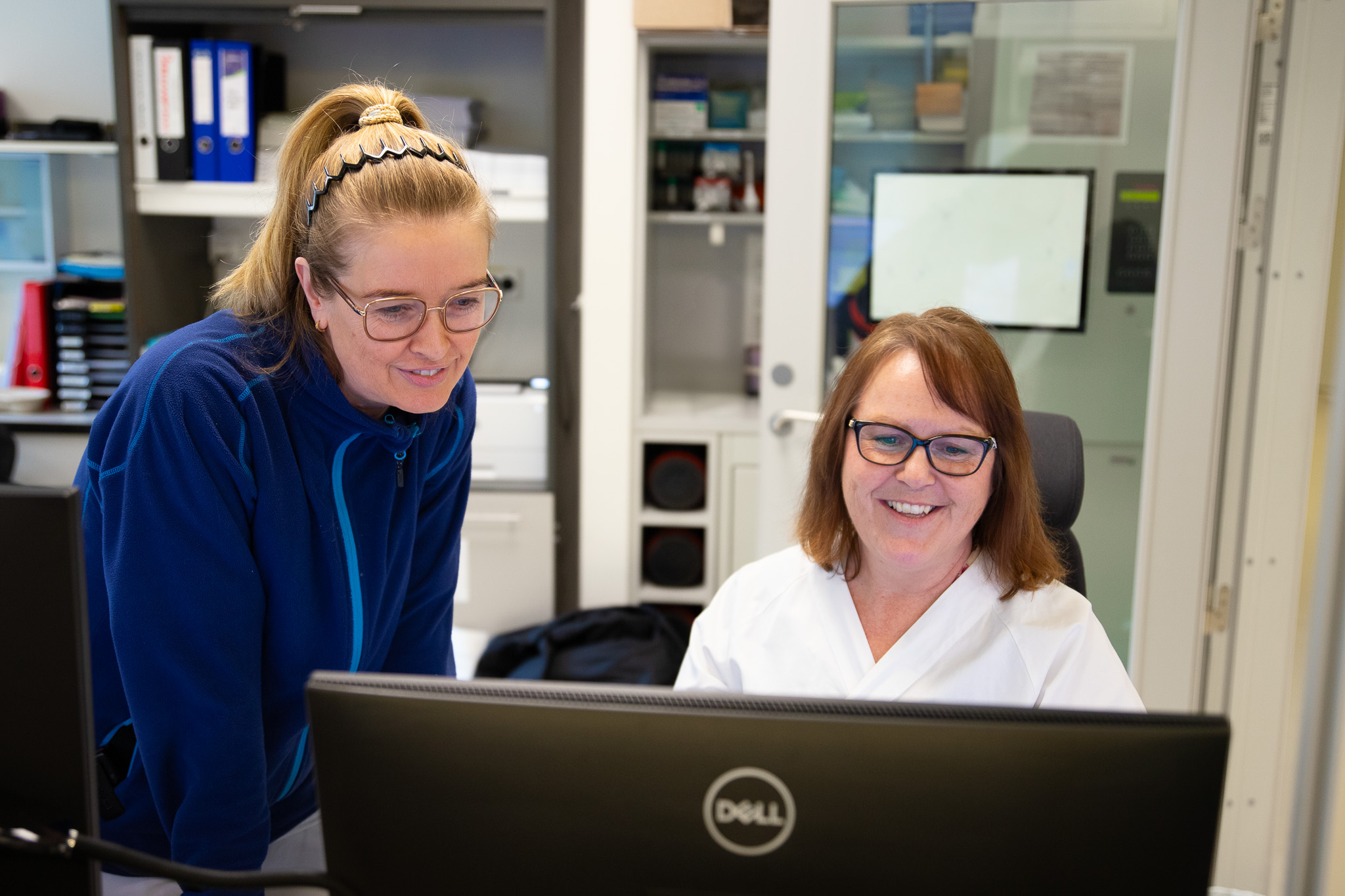 En person og en person som ser på en datamaskin