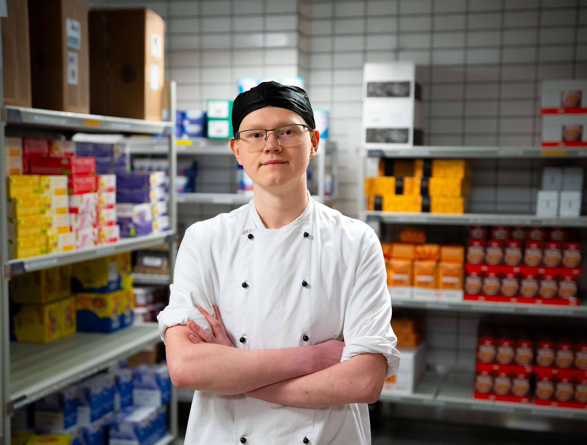 En mann iført kokkeuniform