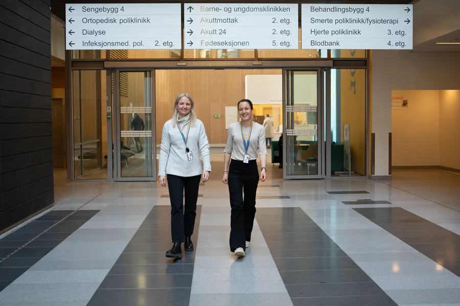 To damer går gjennom gang på sykehus