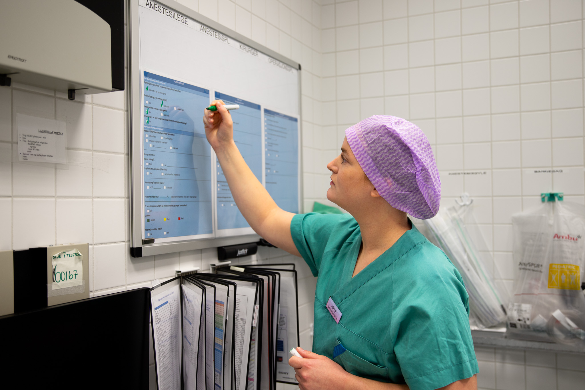 En person som skriver på en tavle